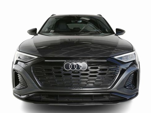 Used 2024 Audi Q8 e-tron Prestige image 2