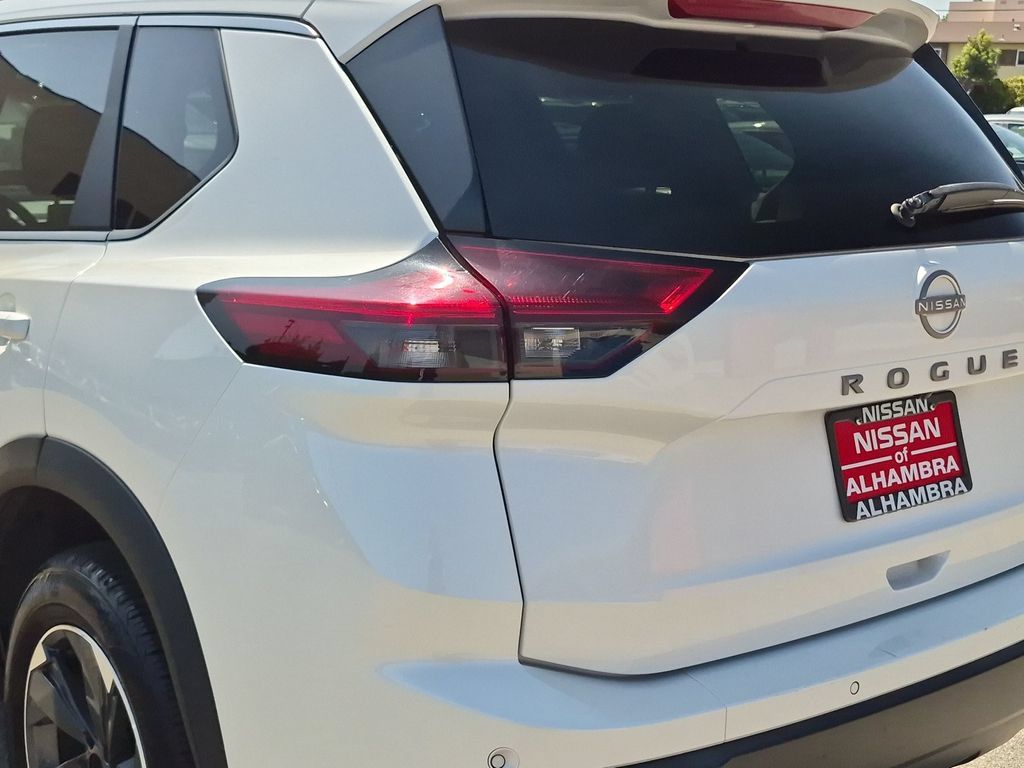 Certified 2024 Nissan Rogue SV FWD image 10