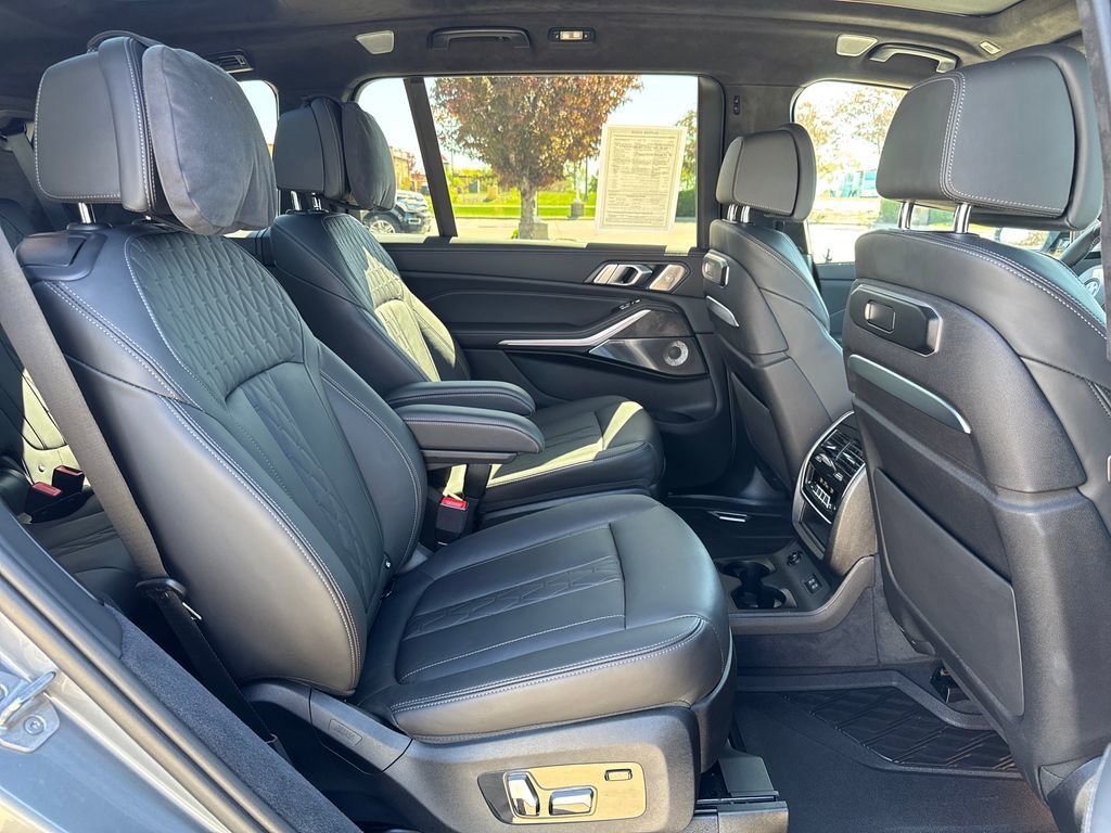 Used 2025 BMW X7 M60i AWD/4WD image 44