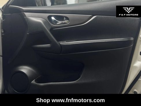 Used 2015 Nissan Rogue SV w/ SV Premium Package FWD image 32