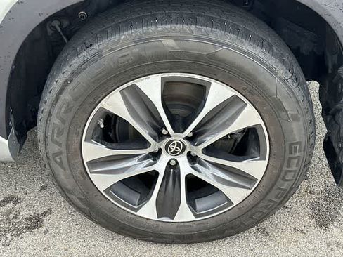Used 2020 Toyota Highlander XLE AWD/4WD image 5