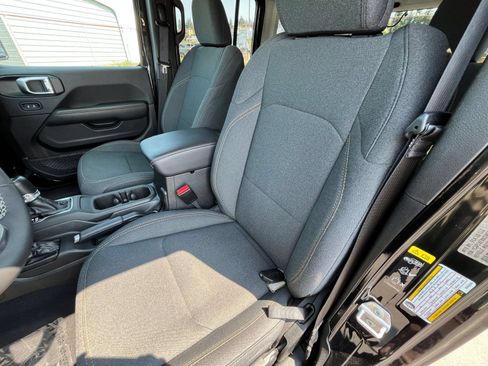Used 2025 Jeep Wrangler Unlimited Sahara AWD/4WD image 38