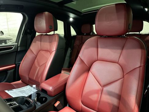 Used 2025 Porsche Macan image 10