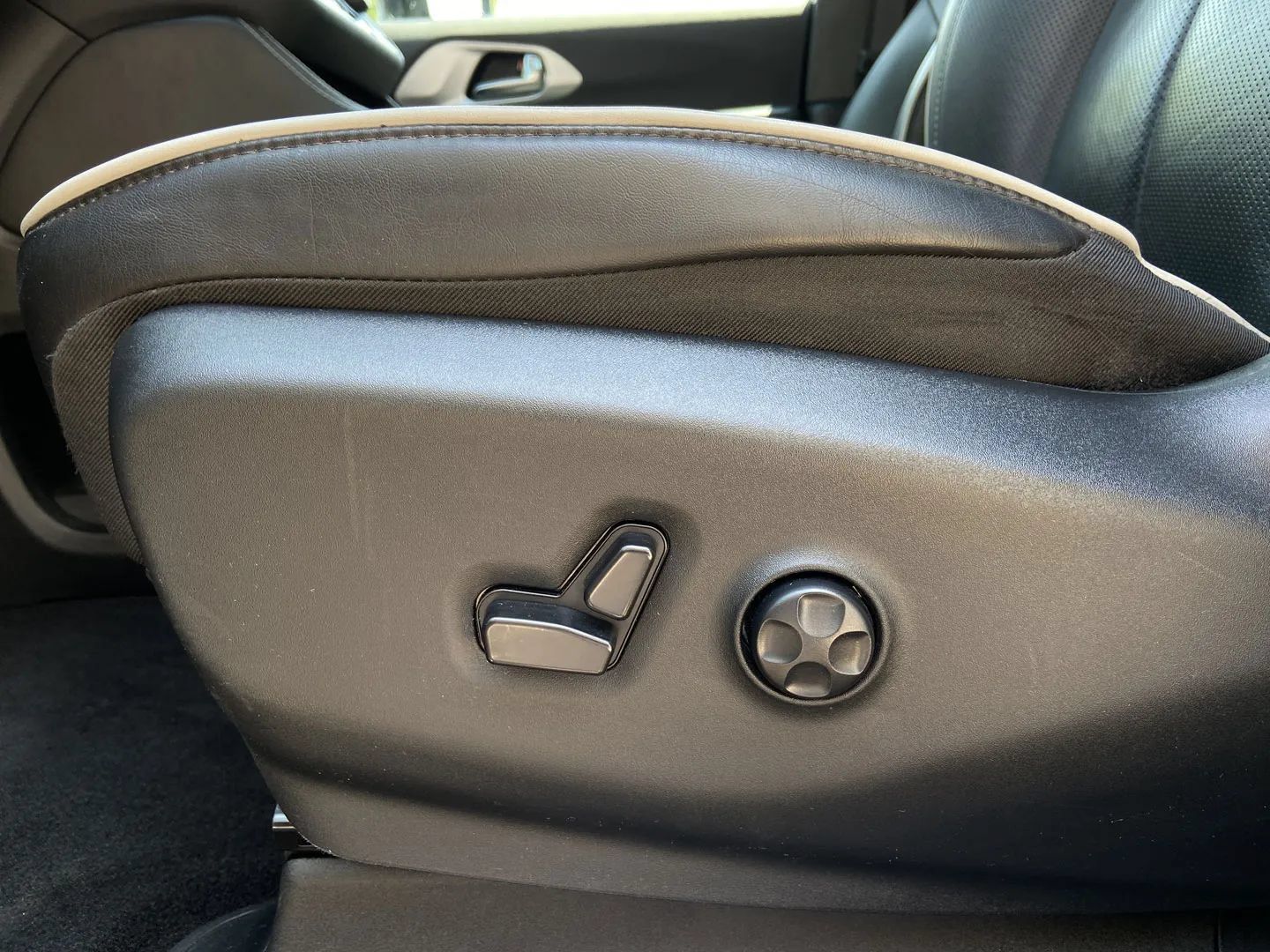 Used 2025 Chrysler Pacifica Limited FWD image 12