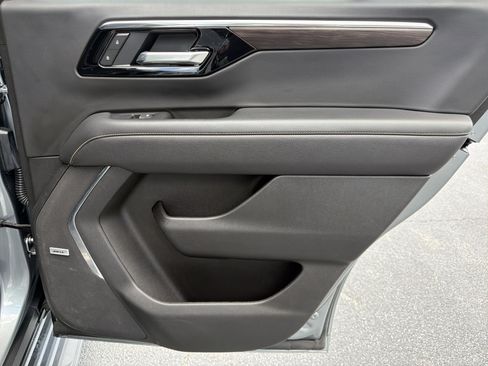 Used 2025 Chevrolet Tahoe Premier AWD/4WD image 16