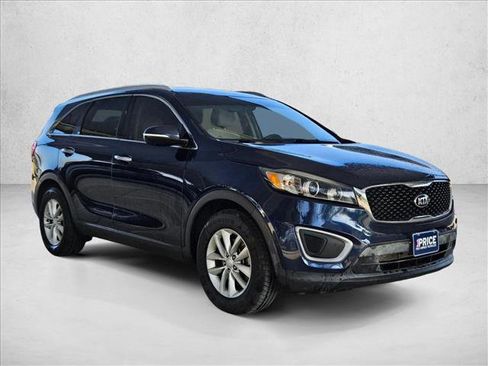 Used 2017 Kia Sorento LX w/ LX Convenience Package image 3