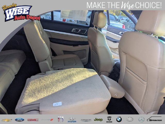 Used 2017 Ford Explorer XLT w/ Equipment Group 202A AWD/4WD image 19