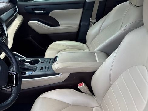Used 2021 Toyota Highlander XLE AWD/4WD image 9