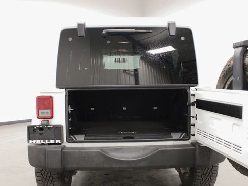Used 2016 Jeep Wrangler Unlimited Rubicon w/ Connectivity Group AWD/4WD image 13