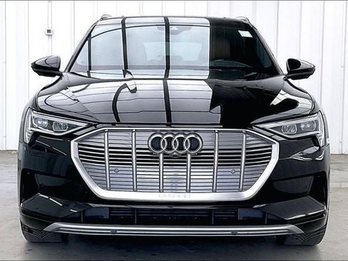 Used 2019 Audi e-tron Prestige w/ Prestige Package image 3