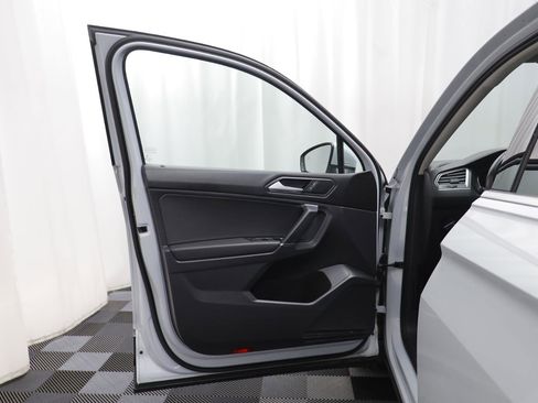 Used 2018 Volkswagen Tiguan SE w/ Panoramic Sunroof Package image 4