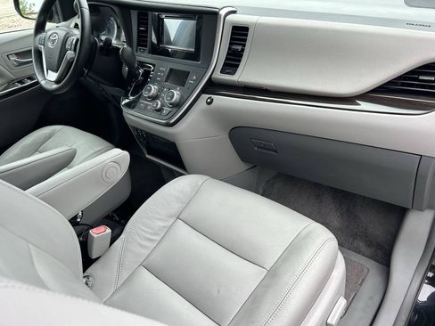Used 2017 Toyota Sienna XLE FWD image 16