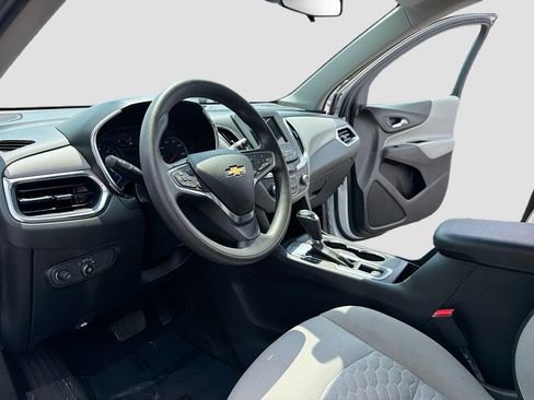 Used 2019 Chevrolet Equinox LS w/ LS Convenience Package FWD image 4