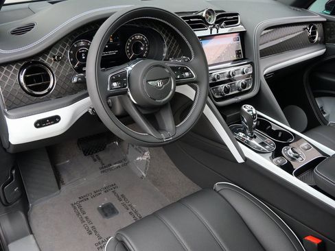 New 2025 Bentley Bentayga image 2