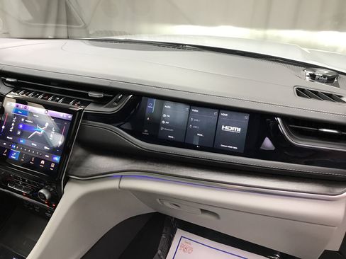 Used 2022 Jeep Grand Cherokee Overland w/ Adv Protech Group III image 31