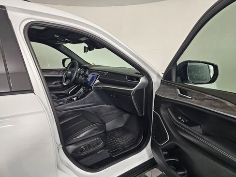 Used 2025 Jeep Grand Cherokee L Limited w/ Luxury Tech Group II image 38