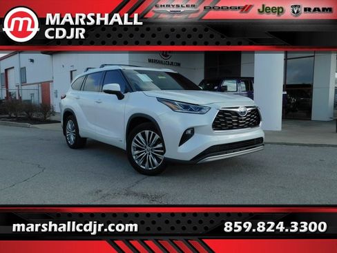 Used 2023 Toyota Highlander Platinum image 1