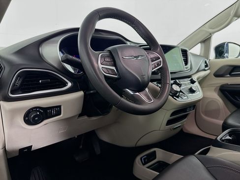 Used 2024 Chrysler Pacifica Touring-L FWD image 21