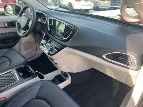 Used 2024 Chrysler Pacifica Touring-L image 20