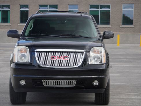Used 2011 GMC Yukon Denali image 2