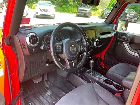 Used 2015 Jeep Wrangler Unlimited Sahara w/ Connectivity Group AWD/4WD image 8