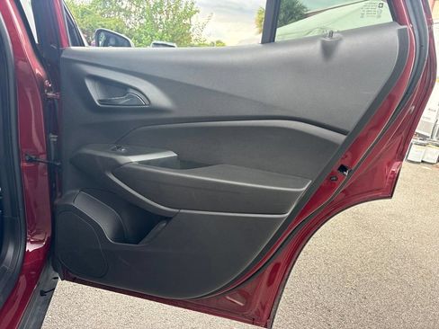 Used 2025 Chevrolet Trax LT FWD image 17