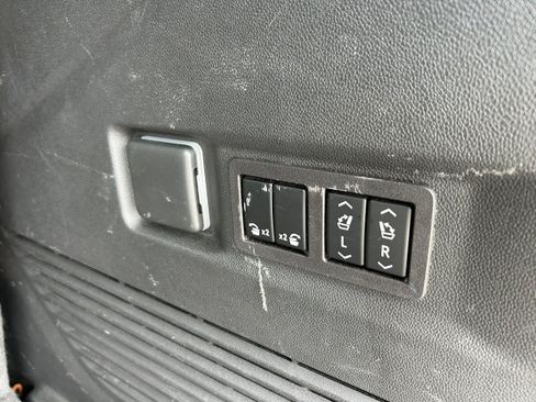 Used 2023 Chevrolet Tahoe High Country AWD/4WD image 11