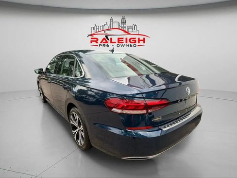 Used 2022 Volkswagen Passat 2.0T SE image 2