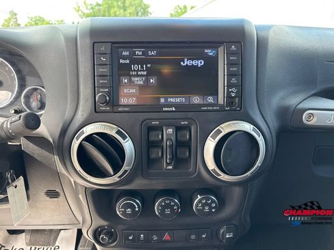 Used 2018 Jeep Wrangler Unlimited Sahara w/ Connectivity Group AWD/4WD image 15