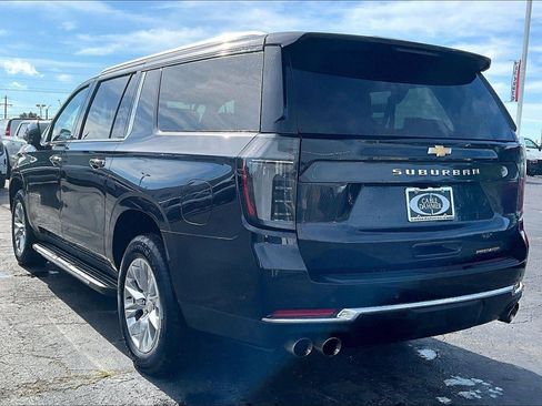 Used 2025 Chevrolet Suburban Premier AWD/4WD image 5