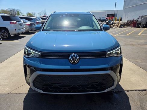 Used 2025 Volkswagen Taos SE FWD image 2