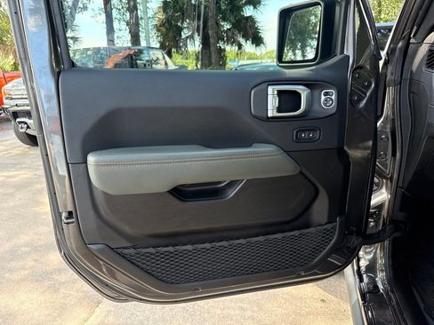 Used 2025 Jeep Gladiator Mojave w/ Convenience Group AWD/4WD image 21