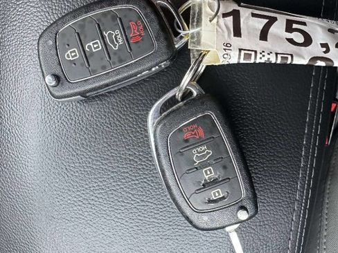 Used 2016 Hyundai Santa Fe SE AWD/4WD image 37