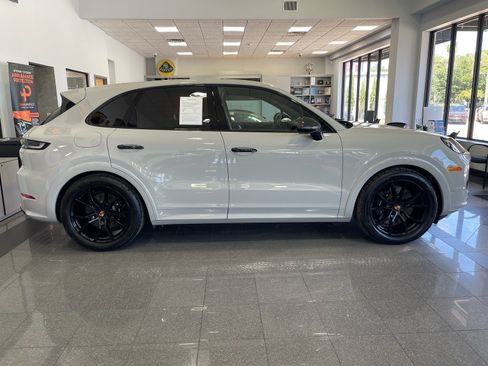 Used 2025 Porsche Cayenne GTS AWD/4WD image 6