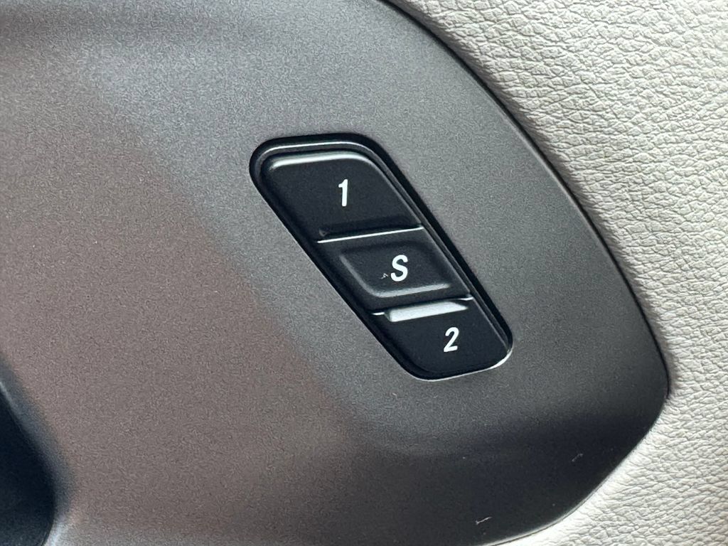 Used 2023 Chrysler Pacifica Touring-L AWD/4WD image 29