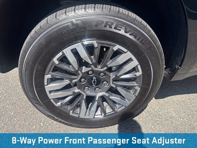 Used 2025 Chevrolet Suburban Z71 AWD/4WD image 12