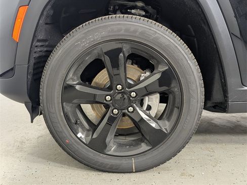 New 2025 Jeep Grand Cherokee Altitude image 9