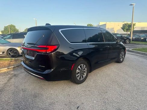 Used 2022 Chrysler Pacifica Touring-L w/ Uconnect Theater Family Group FWD image 2