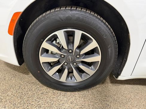 Used 2023 Chrysler Pacifica Touring-L FWD image 70