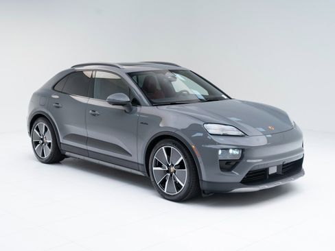 New 2026 Porsche Macan 4 Electric image 7