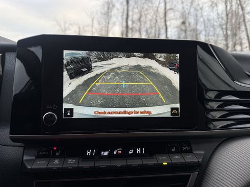 Used 2025 Toyota Camry SE image 3