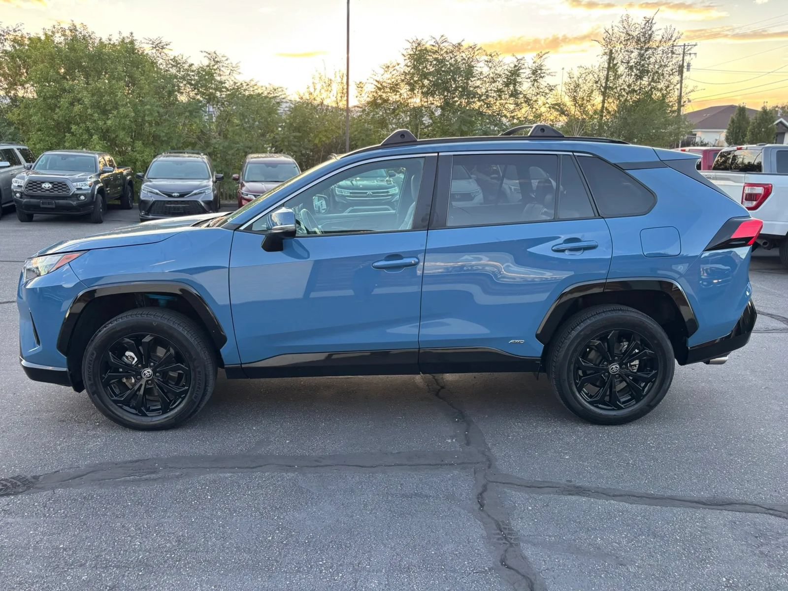 Used 2025 Toyota RAV4 SE w/ Convenience Package AWD/4WD image 4