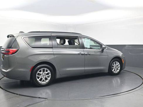 Used 2022 Chrysler Pacifica Touring-L FWD image 8