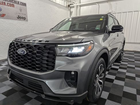 Used 2025 Ford Explorer ST-Line image 3