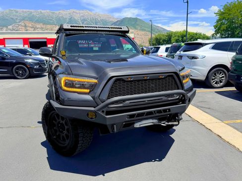 Used 2017 Toyota Tacoma TRD Off-Road w/ Premium & Technology Package AWD/4WD image 2