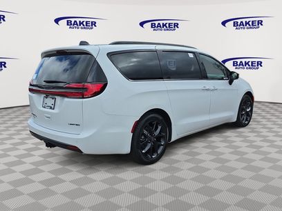 New 2026 Chrysler Pacifica Limited w/ Uconnect Theater Family Group