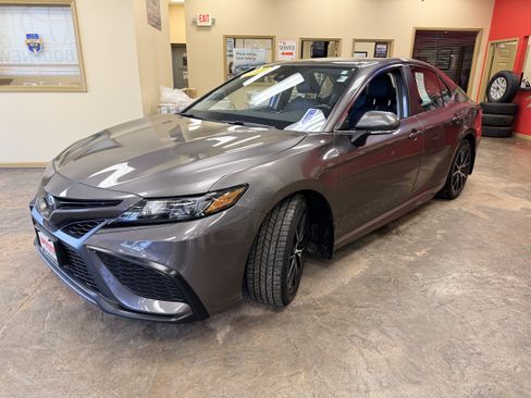 Used 2023 Toyota Camry SE FWD image 3