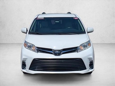 Used 2018 Toyota Sienna LE w/ Carpet Mat Package AWD/4WD image 2