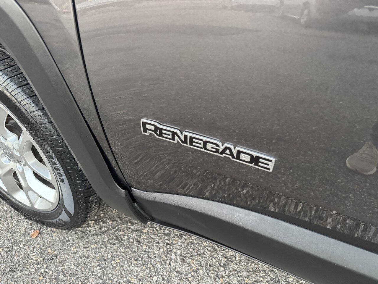 Used 2018 Jeep Renegade Latitude FWD image 11