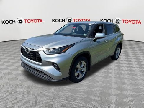 Used 2024 Toyota Highlander LE AWD/4WD image 3
